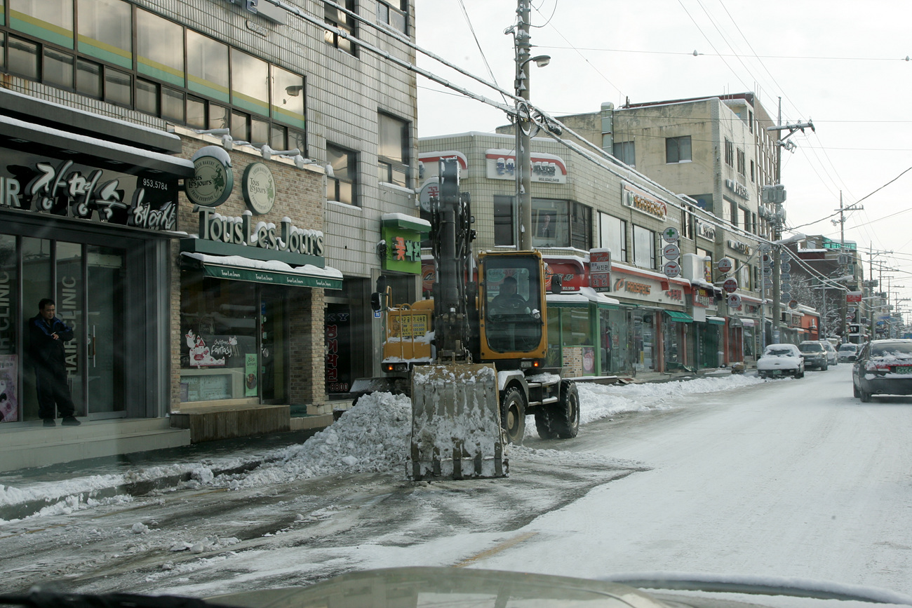 지난밤 서천군에 내린 폭설로 중장비를 동원해 주요 시가지에 대한 제설작업이 진행중 이다