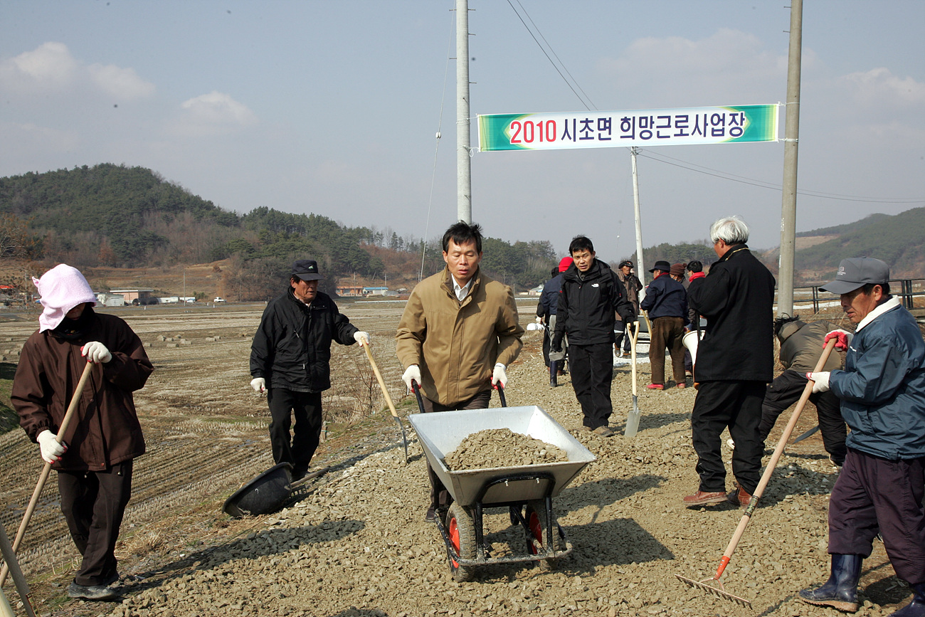 나소열 서천군수가 지난 11일 시초면 자전거 도로 사업장을 방문해 손수래를 끌며 돌을 나르고 있다