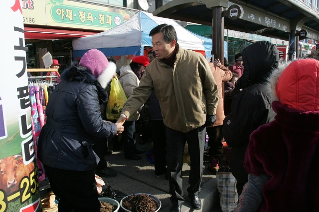 나소열 서천군수가 지난 27일 서천특화시장을 방문해 상인과 악수하며, 격려하고 있다1